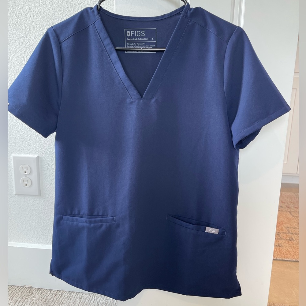 Figs Navy Casma Three-Pocket Scrub Top